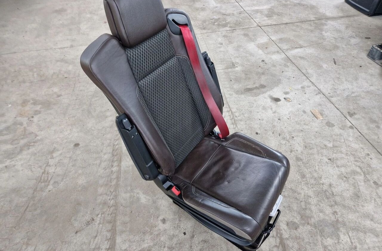 RENAULT FOTEL SIEDZENIE KIEROWCY SKÓRA RENAULT GAMA T C K - Banco de Caminhão: foto 3 RENAULT FOTEL SIEDZENIE KIEROWCY SKÓRA RENAULT GAMA T C K - Banco de Caminhão: foto 3