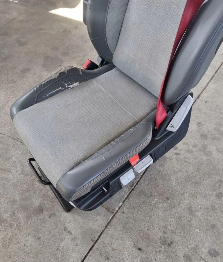 RENAULT LEWE SIEDZENIE KIEROWCY Renault RANGE GAMA T C K - Banco de Caminhão: foto 2 RENAULT LEWE SIEDZENIE KIEROWCY Renault RANGE GAMA T C K - Banco de Caminhão: foto 2