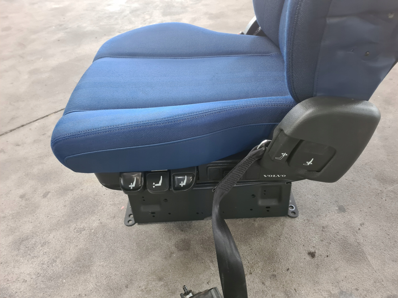 VOLVO FOTEL PNEUMATYCZNY KIEROWCY LEWY VOLVO FH 5 FM 5 - Banco de Caminhão: foto 3 VOLVO FOTEL PNEUMATYCZNY KIEROWCY LEWY VOLVO FH 5 FM 5 - Banco de Caminhão: foto 3