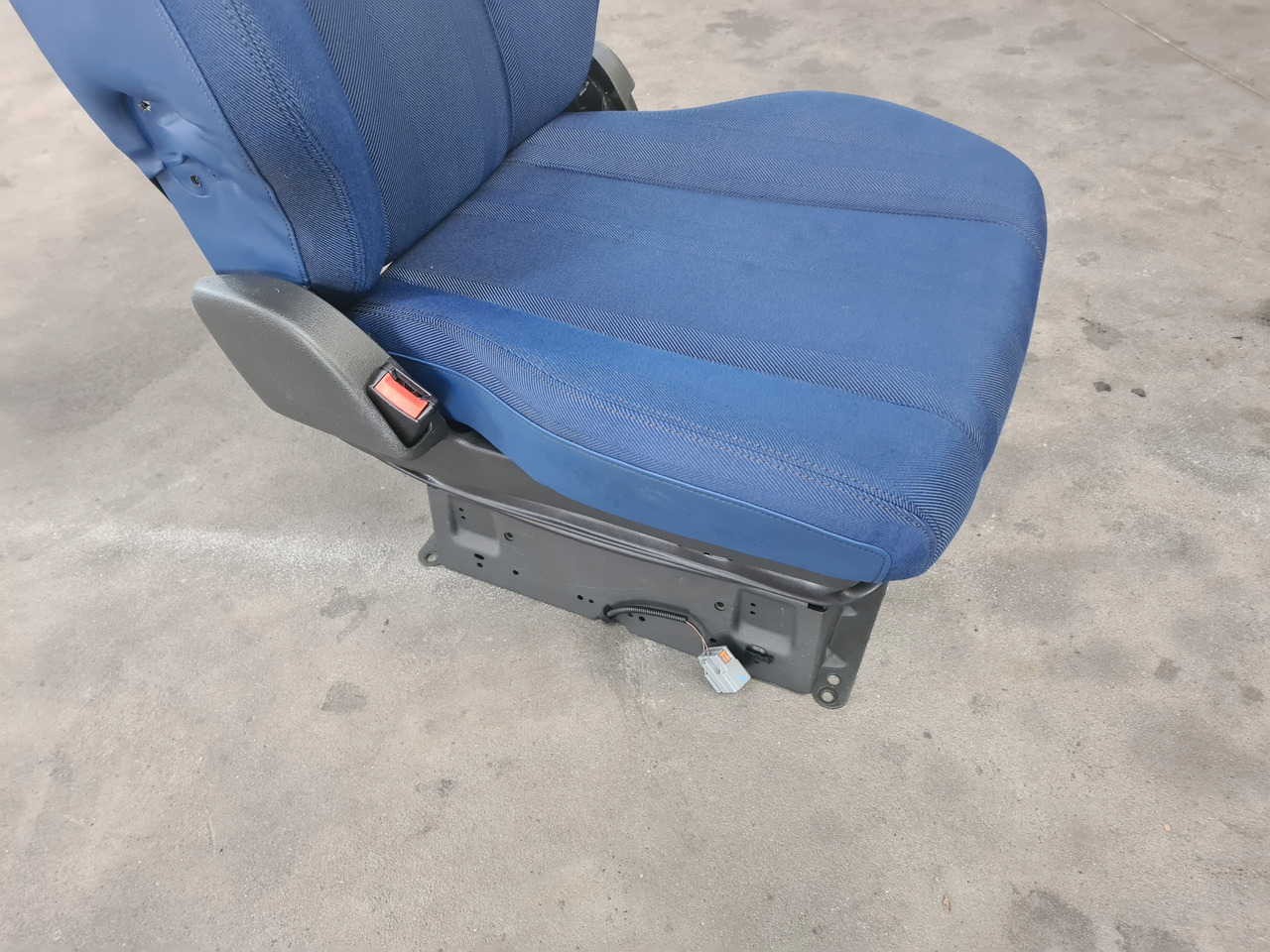 VOLVO FOTEL PNEUMATYCZNY KIEROWCY LEWY VOLVO FH 5 FM 5 - Banco de Caminhão: foto 4 VOLVO FOTEL PNEUMATYCZNY KIEROWCY LEWY VOLVO FH 5 FM 5 - Banco de Caminhão: foto 4