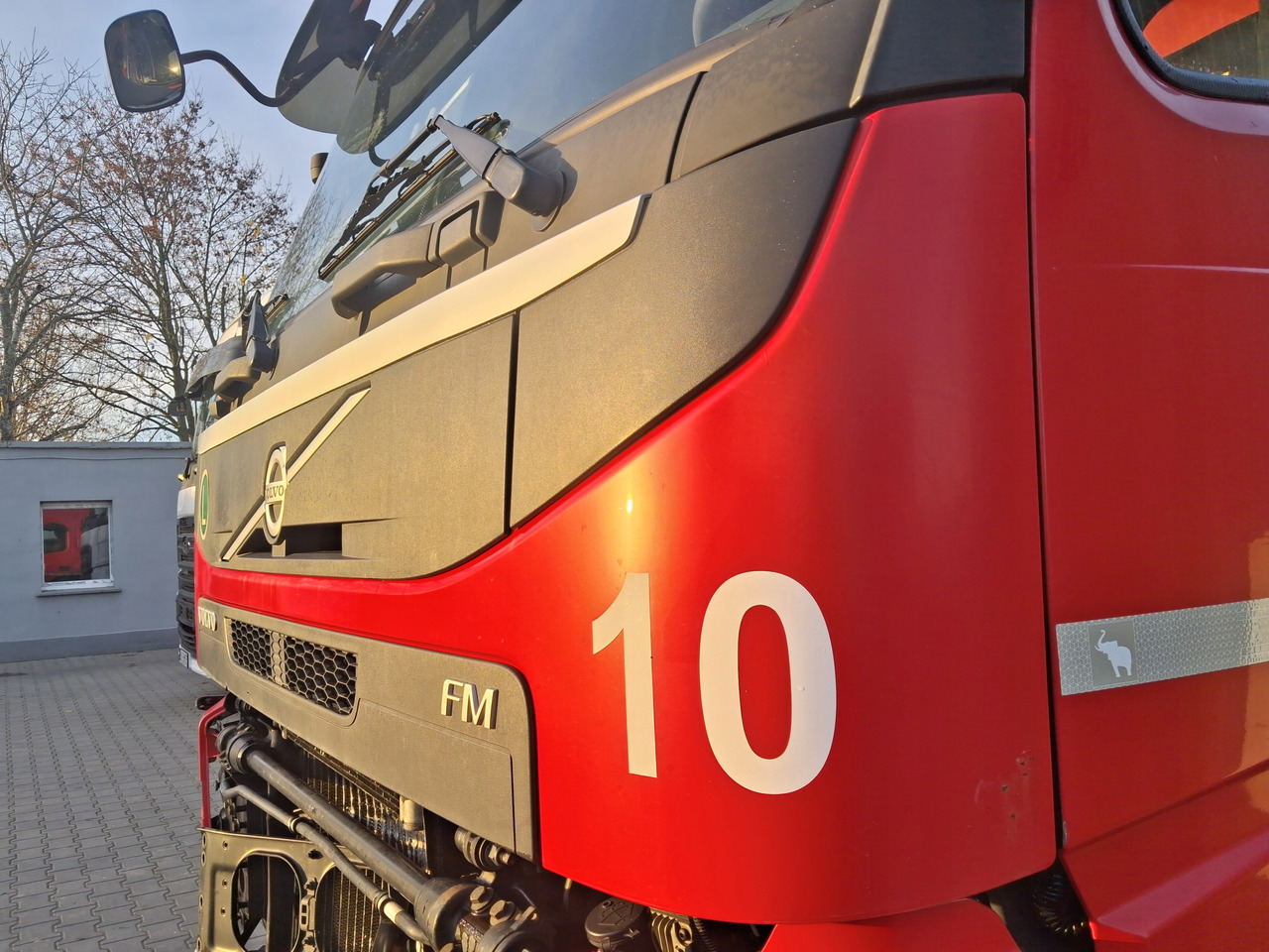 VOLVO MASKA KOMPLETNA GÓRNA ATRAPA KABINY VOLVO FM 4 FMX EURO 6 - Capô de Caminhão: foto 2 VOLVO MASKA KOMPLETNA GÓRNA ATRAPA KABINY VOLVO FM 4 FMX EURO 6 - Capô de Caminhão: foto 2