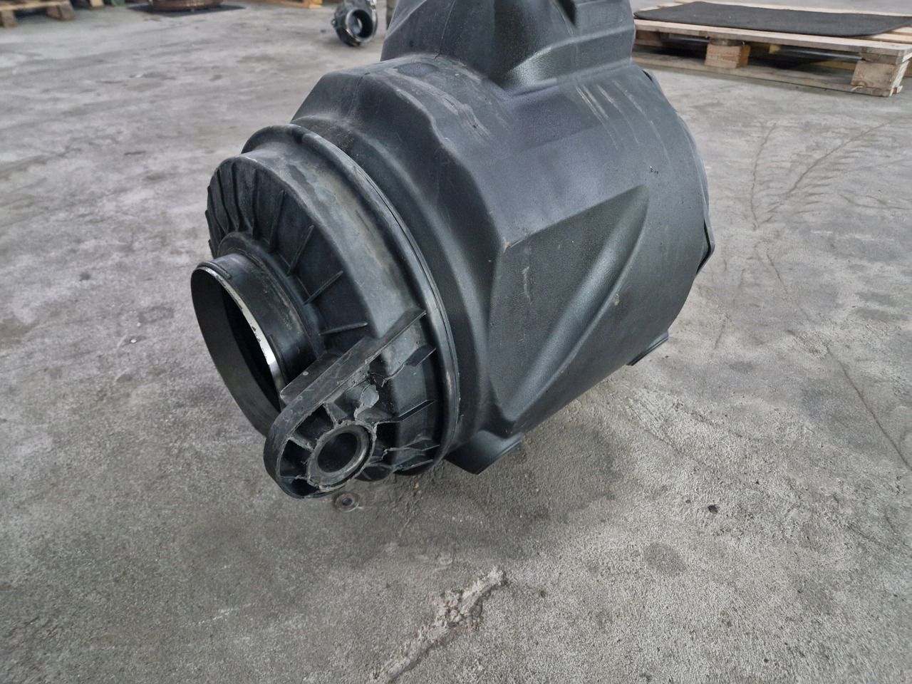 VOLVO OBUDOWA FILTRA POWIETRZA VOLVO FH 16 EURO 6 - Filtro de ar de Caminhão: foto 3 VOLVO OBUDOWA FILTRA POWIETRZA VOLVO FH 16 EURO 6 - Filtro de ar de Caminhão: foto 3