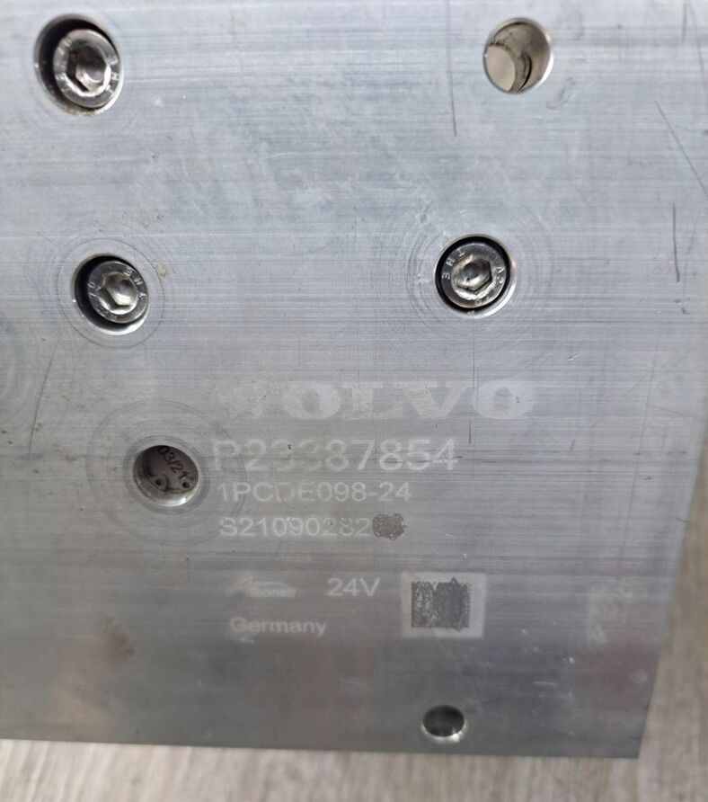 VOLVO POMPA ADBLUE MODUŁ VOLVO FH 4 FM 4 FMX 4 RENAULT RANGE GAMA T C K - Silenciador/ Sistema de escape de Caminhão: foto 3 VOLVO POMPA ADBLUE MODUŁ VOLVO FH 4 FM 4 FMX 4 RENAULT RANGE GAMA T C K - Silenciador/ Sistema de escape de Caminhão: foto 3