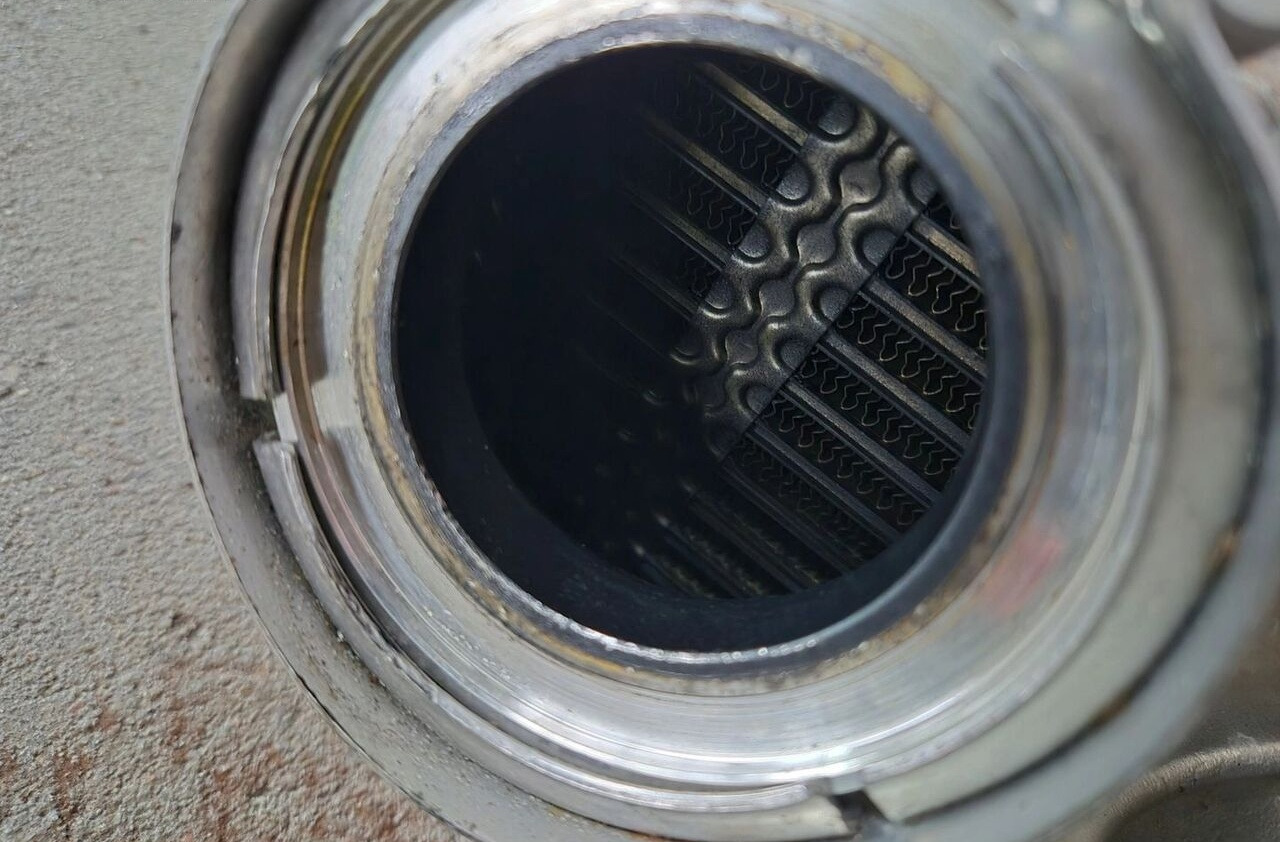 Volvo CHŁODNICZKA SPALIN EGR FH 4 FH 16 D16K EURO6 21968564   Volvo VOLVO FH 16 D16K - Intercooler de Caminhão: foto 3 Volvo CHŁODNICZKA SPALIN EGR FH 4 FH 16 D16K EURO6 21968564   Volvo VOLVO FH 16 D16K - Intercooler de Caminhão: foto 3