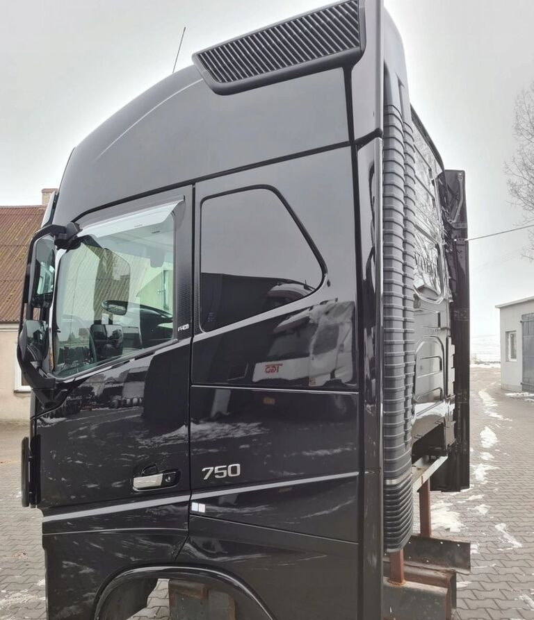 Volvo KOMPLETNA FH 16 750 EURO 6 GLOBETROTTER 2018 ROK Volvo VOLVO FH 16 750 EURO 6 GLOBETROTTER 2018 ROK - Cabine de Caminhão: foto 3 Volvo KOMPLETNA FH 16 750 EURO 6 GLOBETROTTER 2018 ROK Volvo VOLVO FH 16 750 EURO 6 GLOBETROTTER 2018 ROK - Cabine de Caminhão: foto 3