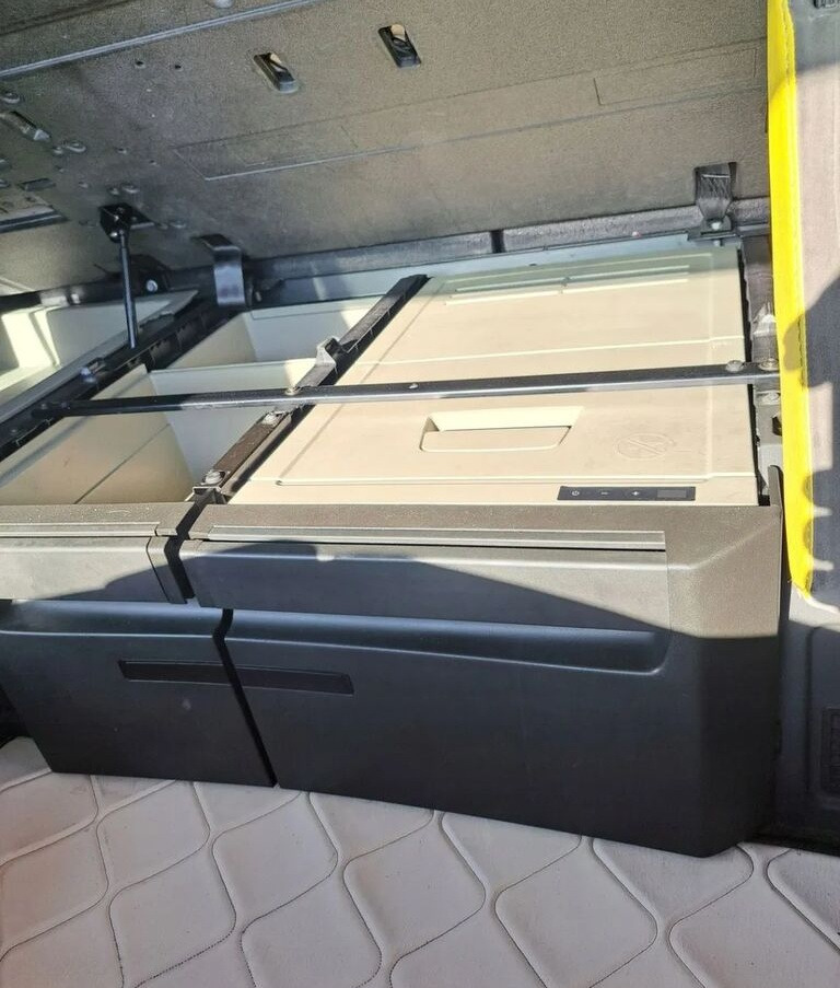 Volvo LODÓWKA CHŁODZIARKA SZUFLADA SCHOWEK KOMPLET FH 4 FH 5   Volvo FH 4 FH 5 - Cabine e interior de Caminhão: foto 1 Volvo LODÓWKA CHŁODZIARKA SZUFLADA SCHOWEK KOMPLET FH 4 FH 5   Volvo FH 4 FH 5 - Cabine e interior de Caminhão: foto 1