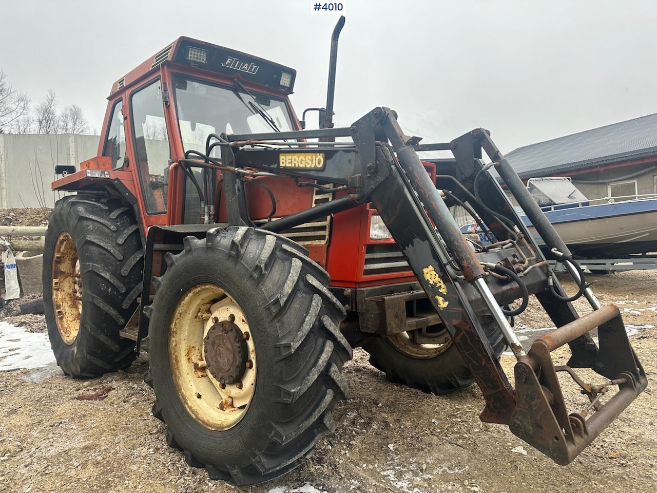 1982 Fiat 780 DT w/ front loader, snow shovel, chains, top link, triangle and extra set of twin wheels. - Trator: foto 1 1982 Fiat 780 DT w/ front loader, snow shovel, chains, top link, triangle and extra set of twin wheels. - Trator: foto 1