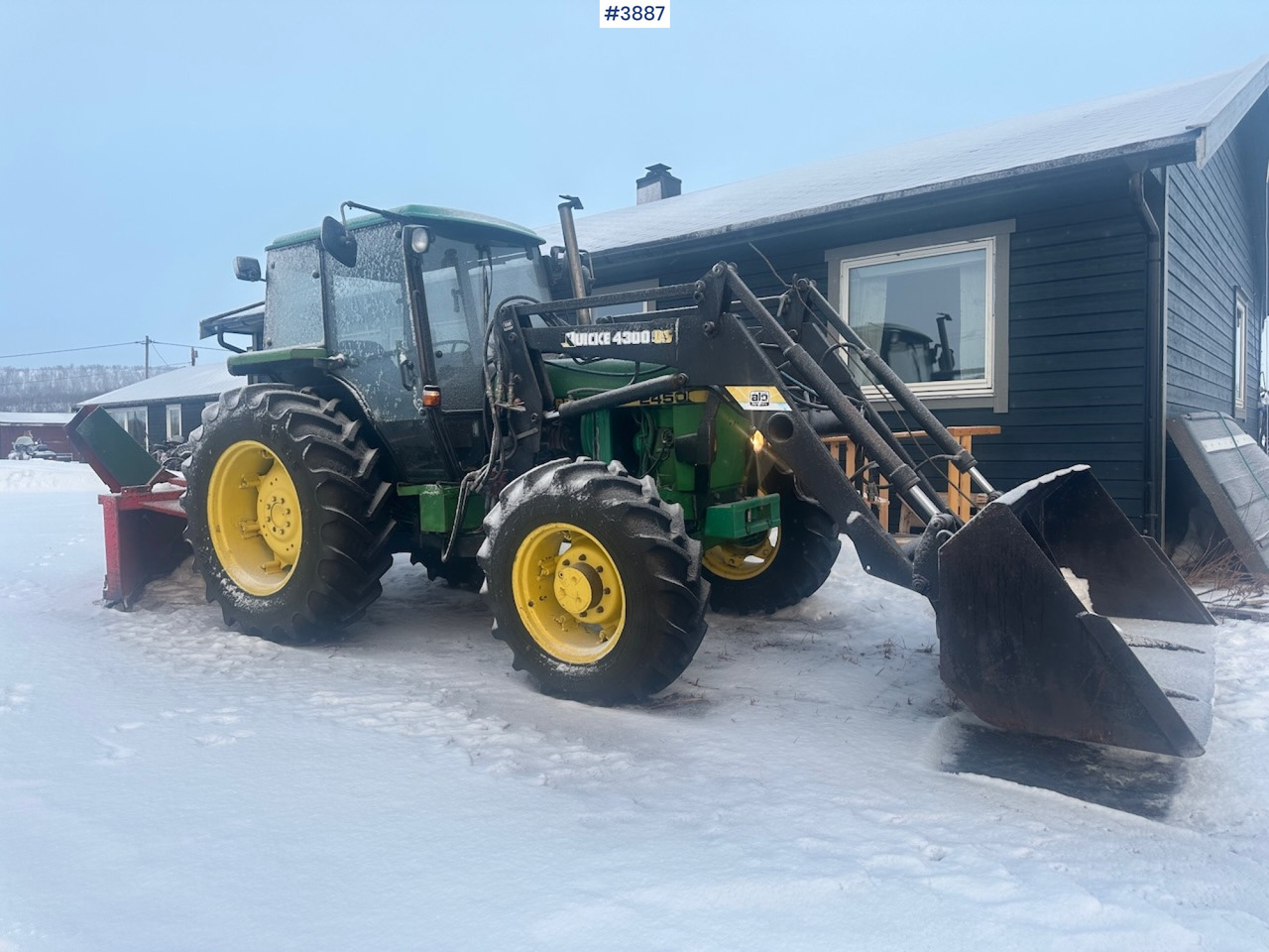 1987 John Deere Power Synchron 2450 4x4 w/ Quicke 4300 front loader, snow blower and gravel bucket. WATCH VIDEO. - Trator: foto 1 1987 John Deere Power Synchron 2450 4x4 w/ Quicke 4300 front loader, snow blower and gravel bucket. WATCH VIDEO. - Trator: foto 1