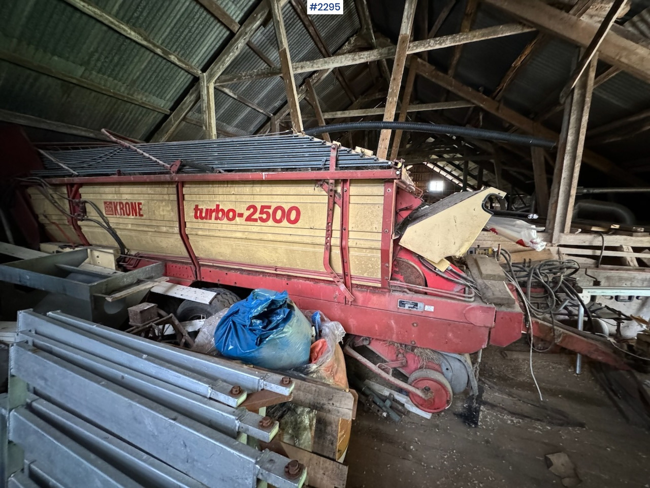 1990 Krone Turbo 2500 Loading trolley - Máquina para produção de feno: foto 1 1990 Krone Turbo 2500 Loading trolley - Máquina para produção de feno: foto 1