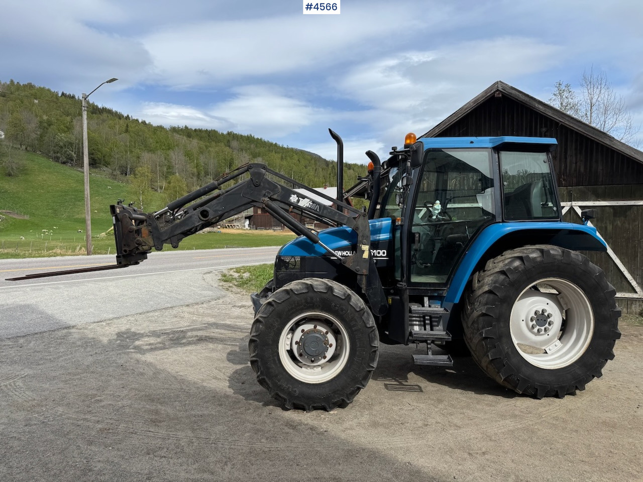 1998 New Holland TS 100 w/front loader and some equipment - Trator: foto 1 1998 New Holland TS 100 w/front loader and some equipment - Trator: foto 1