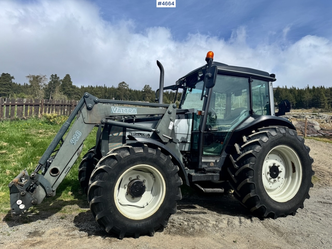 2003 Valtra A85-4 4x4 with Front Loader – 4450 hours! - Trator: foto 1 2003 Valtra A85-4 4x4 with Front Loader – 4450 hours! - Trator: foto 1