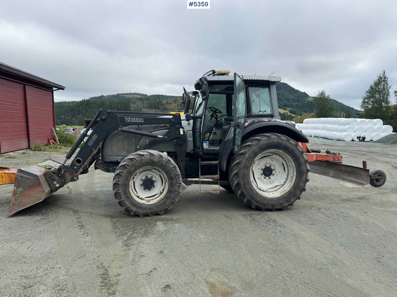 2004 Valtra M120-4 w/ loader and bucket - Trator: foto 2 2004 Valtra M120-4 w/ loader and bucket - Trator: foto 2