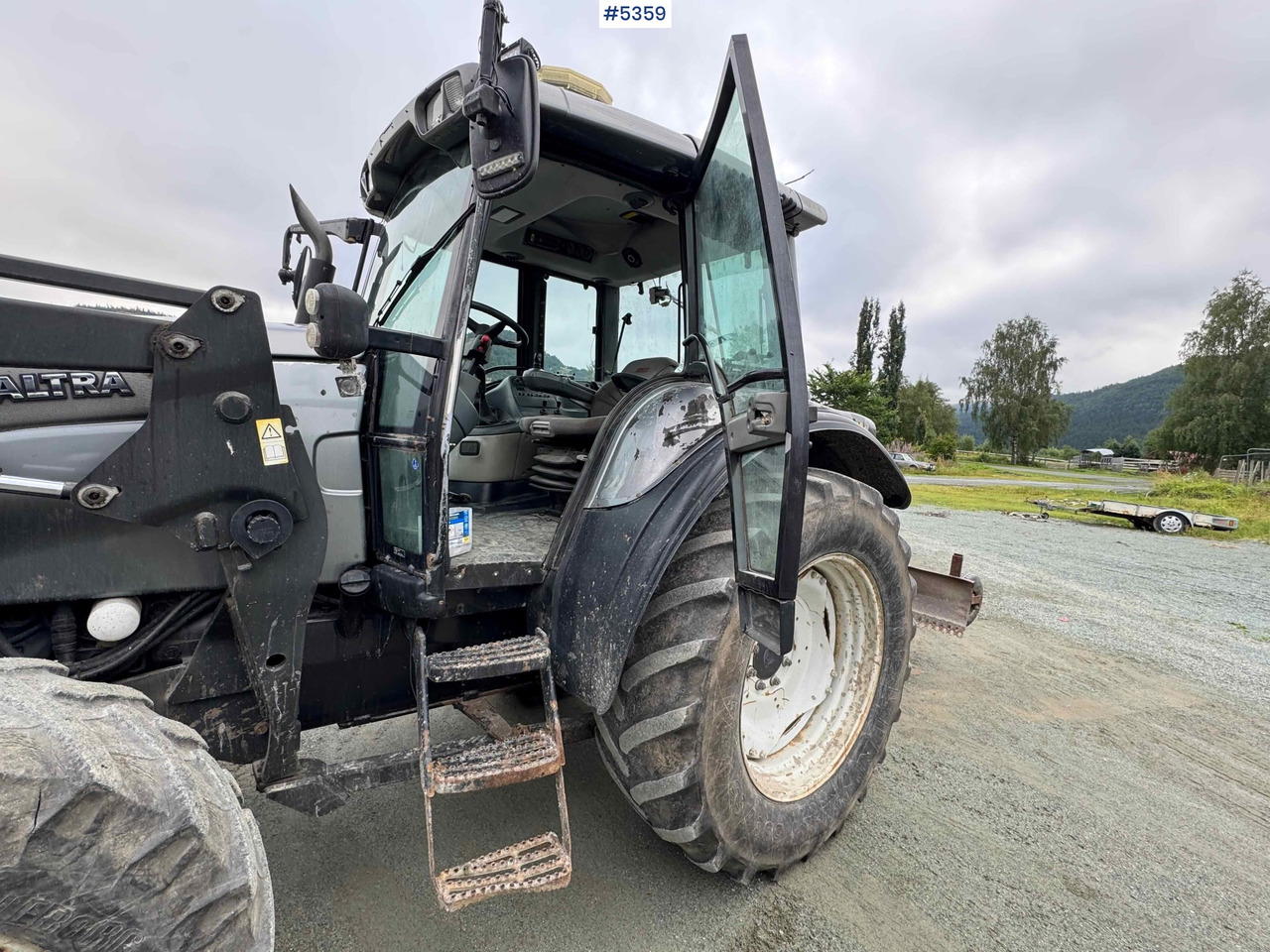 2004 Valtra M120-4 w/ loader and bucket - Trator: foto 4 2004 Valtra M120-4 w/ loader and bucket - Trator: foto 4