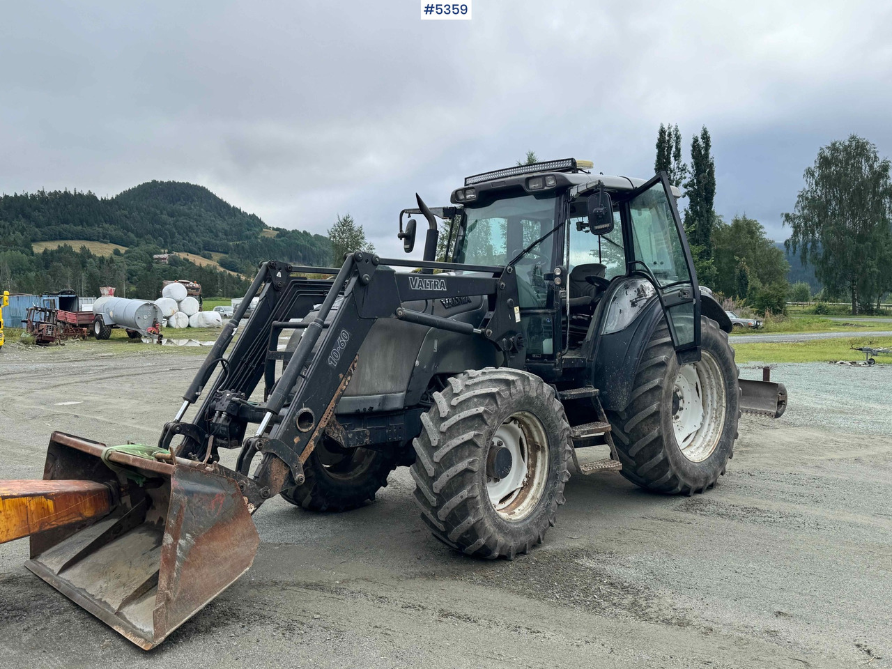2004 Valtra M120-4 w/ loader and bucket - Trator: foto 1 2004 Valtra M120-4 w/ loader and bucket - Trator: foto 1