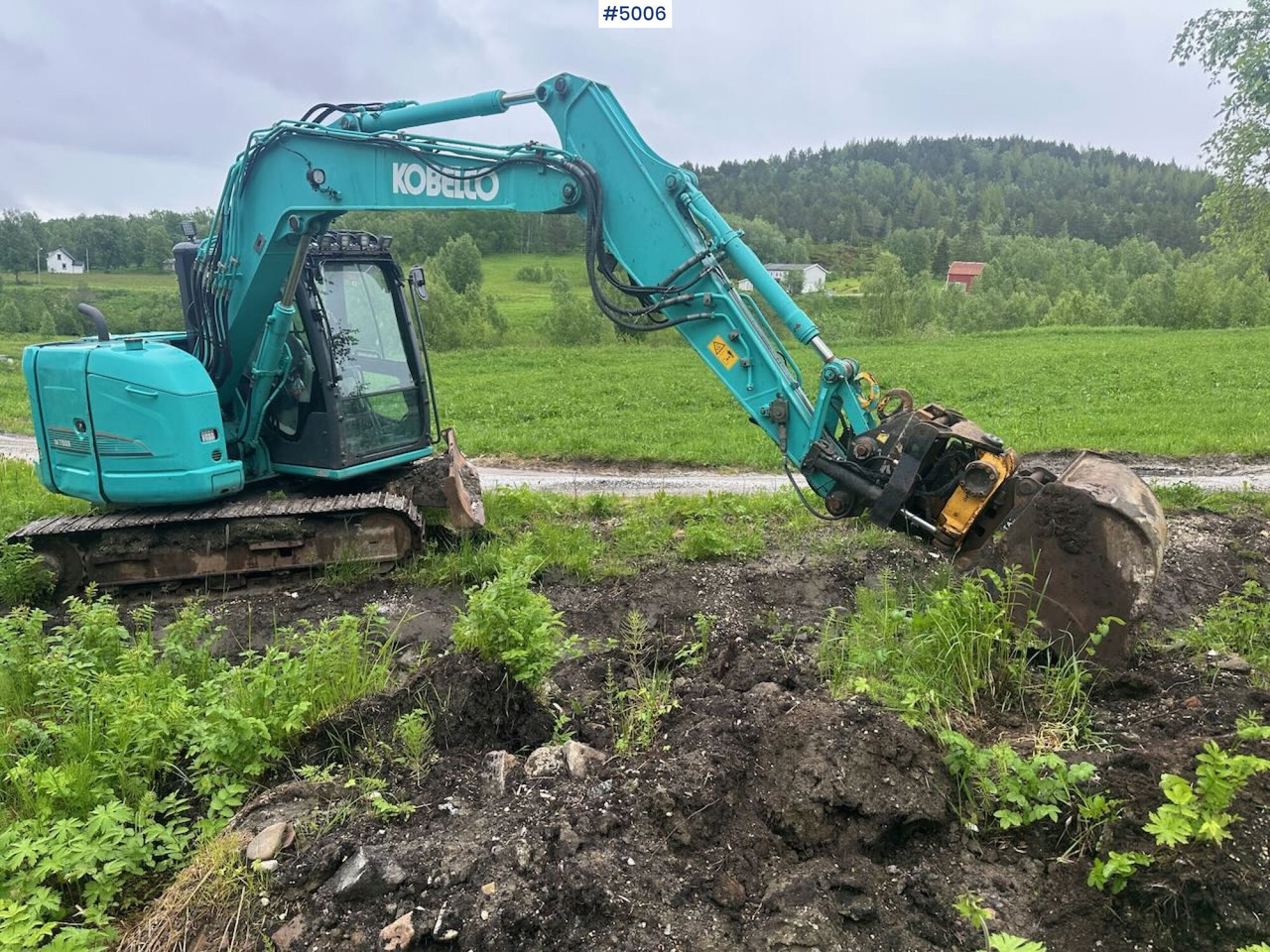 Escavadeira 2016 Kobelco SK75SR-3E excavator w/ 2 buckets, rototilt and factory new engine: foto 7