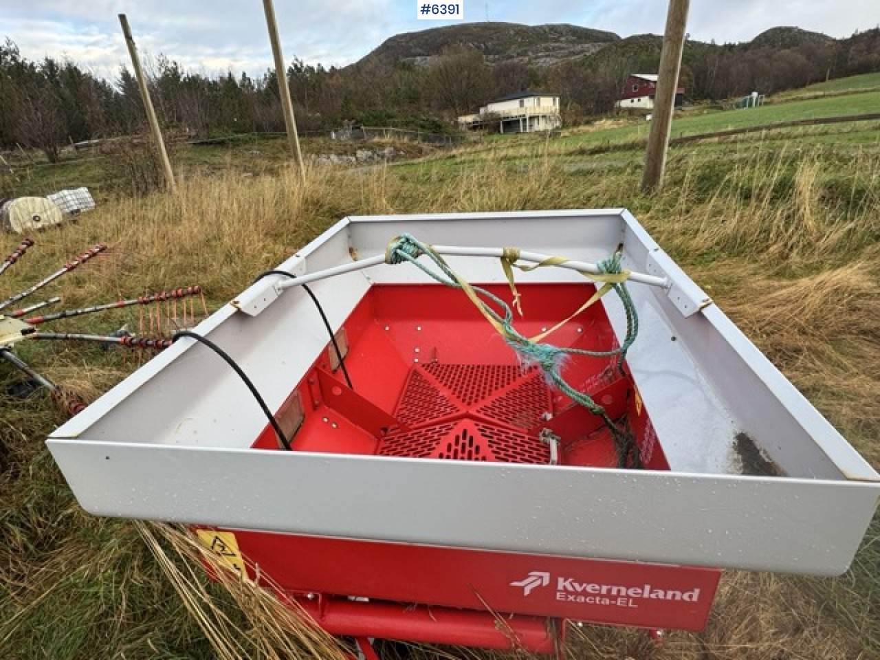 2016 Kverneland fertilizer spreader. Repair object. - Distribuidor de fertilizantes: foto 2 2016 Kverneland fertilizer spreader. Repair object. - Distribuidor de fertilizantes: foto 2