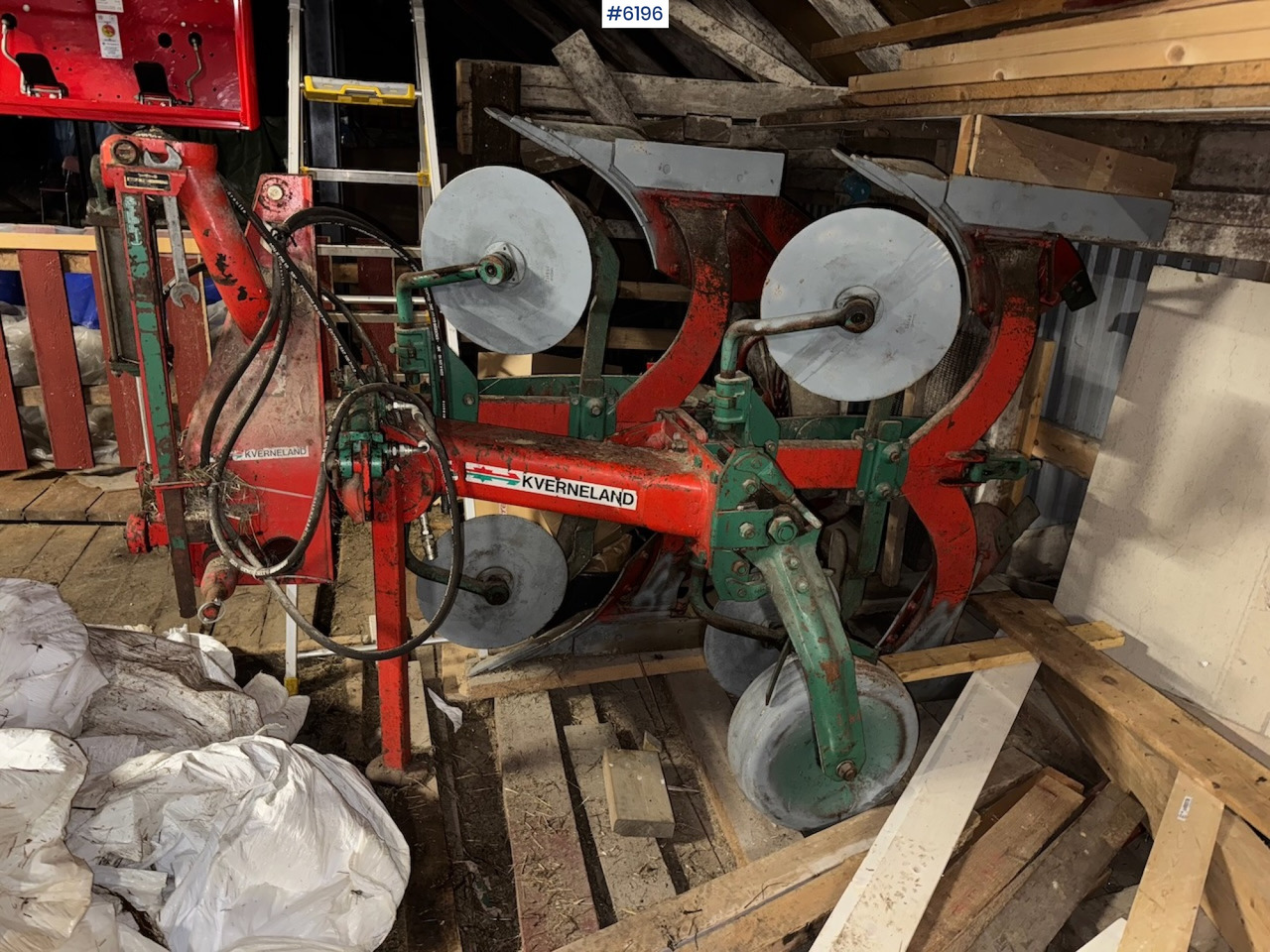 Kverneland Mod. E 3 2-furrow reversible plough. - Maquina para lavrar a terra: foto 4 Kverneland Mod. E 3 2-furrow reversible plough. - Maquina para lavrar a terra: foto 4