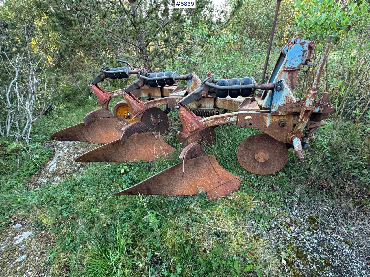 Øverum 3-furrow plow - Maquina para lavrar a terra: foto 1 Øverum 3-furrow plow - Maquina para lavrar a terra: foto 1