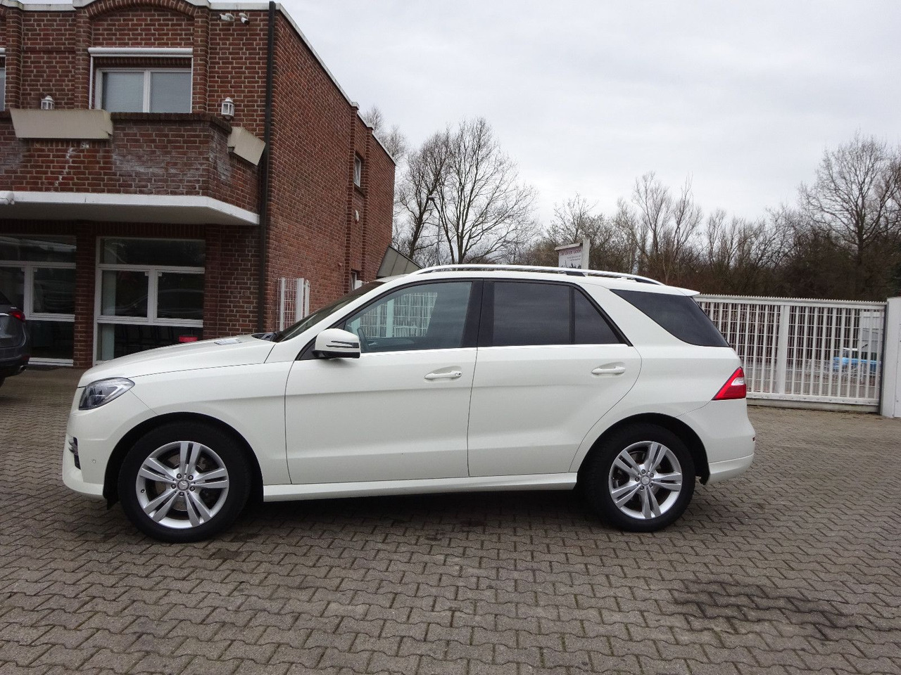 Mercedes-Benz ML 350 CDI BlueTec Mercedes-Benz ML 350 CDI BlueTec. AMG Paket - SUV: foto 3 Mercedes-Benz ML 350 CDI BlueTec Mercedes-Benz ML 350 CDI BlueTec. AMG Paket - SUV: foto 3