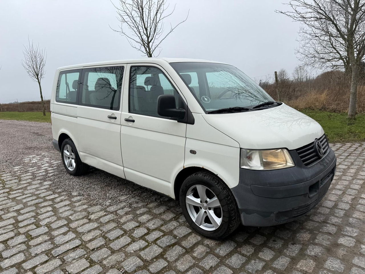 Volkswagen T5 Transporter 1.9 TDI *9 Sitze * 3900 € - Furgão de passageiros: foto 1 Volkswagen T5 Transporter 1.9 TDI *9 Sitze * 3900 € - Furgão de passageiros: foto 1