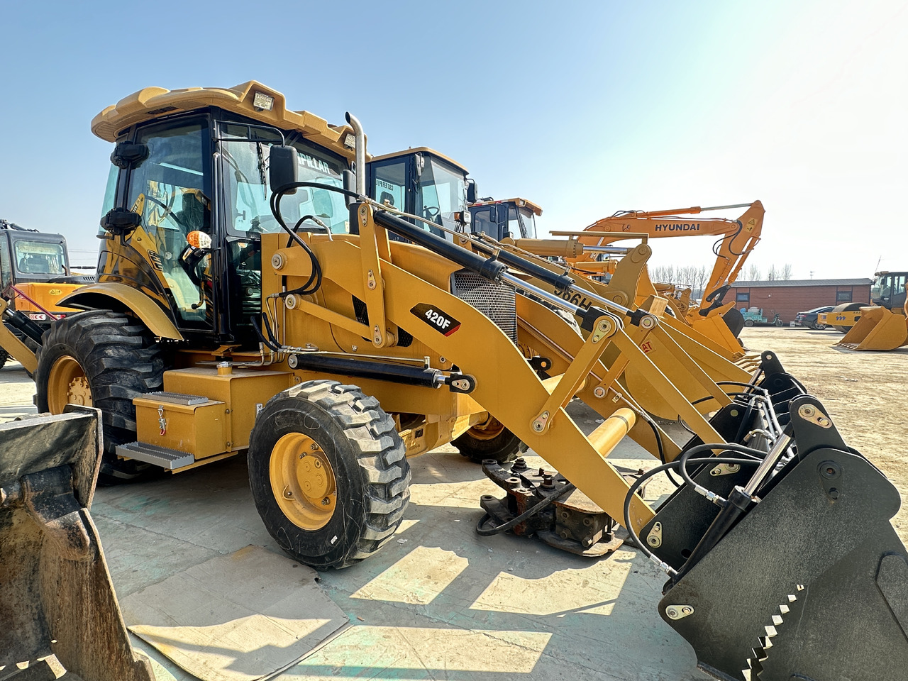 CATERPILLAR 420F - Retroescavadeira: foto 1 CATERPILLAR 420F - Retroescavadeira: foto 1