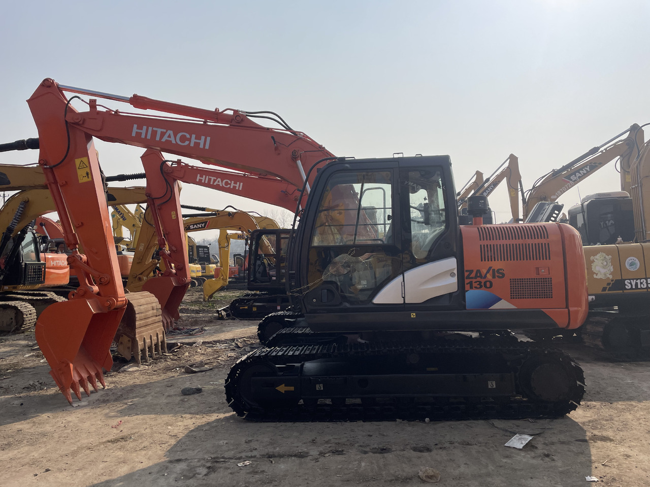 HITACHI ZX130 - Escavadora de rastos: foto 1 HITACHI ZX130 - Escavadora de rastos: foto 1