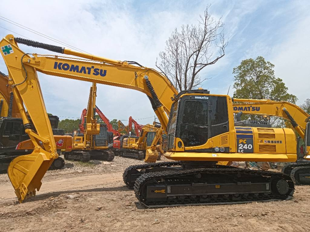 KOMATSU PC 240 - Escavadora de rastos: foto 2 KOMATSU PC 240 - Escavadora de rastos: foto 2