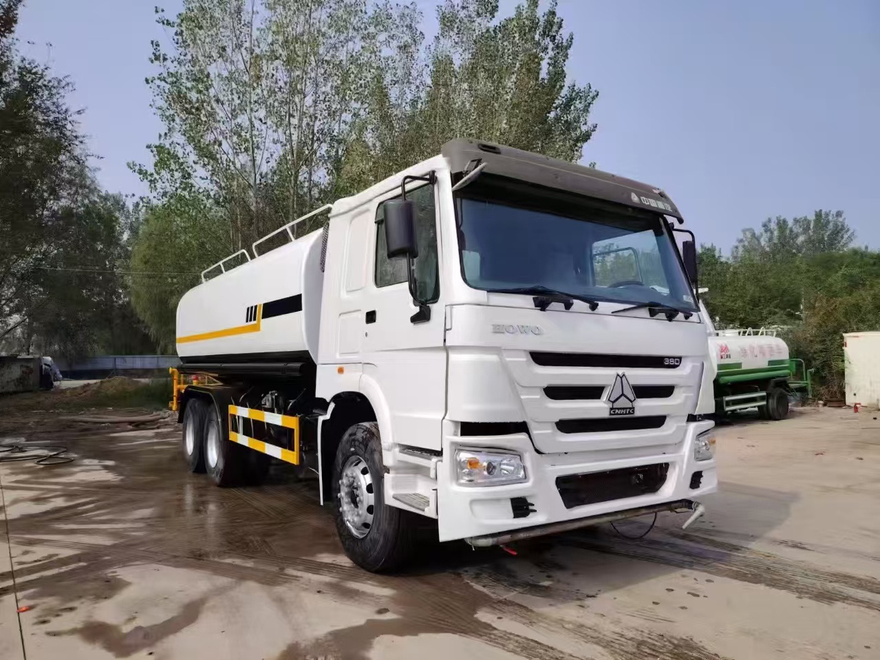 SINOTRUK HOWO sprinkler - Caminhão tanque: foto 1 SINOTRUK HOWO sprinkler - Caminhão tanque: foto 1