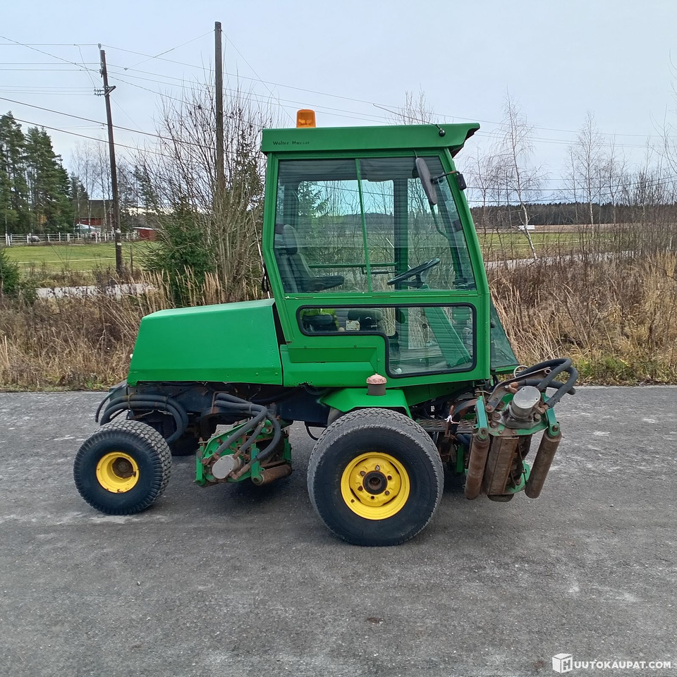 John Deere 3235 kelaleikkuri, 4 WD ja hytti, Hollola - Cortador de grama: foto 3 John Deere 3235 kelaleikkuri, 4 WD ja hytti, Hollola - Cortador de grama: foto 3