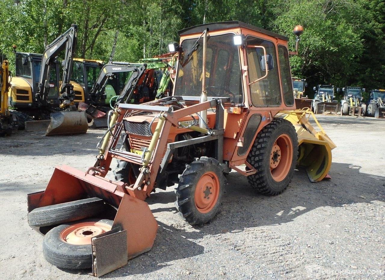 Kubota L 245 DT 4x4, 1980, 1.1 l, Diesel, 5 139 h, Forssa - Máquina agrícola: foto 1 Kubota L 245 DT 4x4, 1980, 1.1 l, Diesel, 5 139 h, Forssa - Máquina agrícola: foto 1