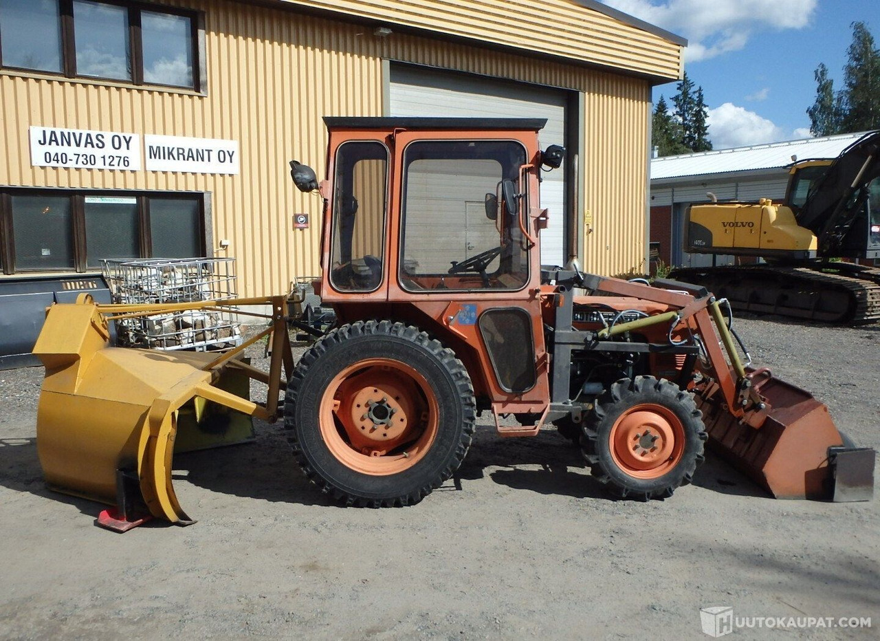 Kubota L 245 DT 4x4, 1980, 1.1 l, Diesel, 5 139 h, Forssa - Máquina agrícola: foto 5 Kubota L 245 DT 4x4, 1980, 1.1 l, Diesel, 5 139 h, Forssa - Máquina agrícola: foto 5