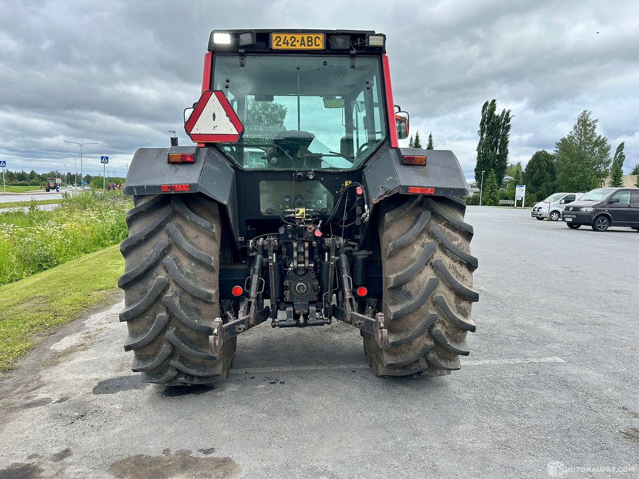 Valtra 8550 traktori PTO etunostolaitteella vm 2001, Seinäjoki - Máquina agrícola: foto 5 Valtra 8550 traktori PTO etunostolaitteella vm 2001, Seinäjoki - Máquina agrícola: foto 5