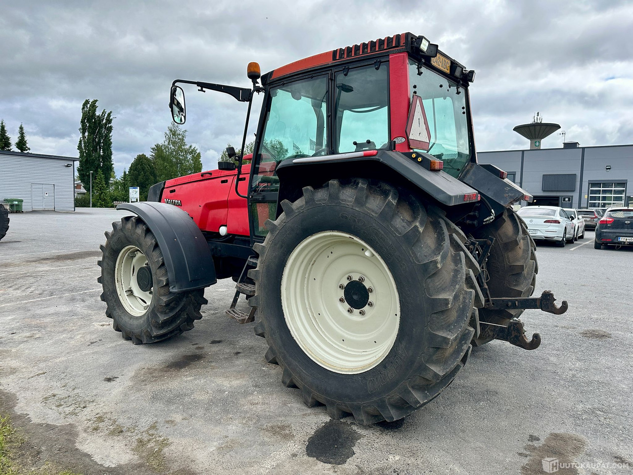 Valtra 8550 traktori PTO etunostolaitteella vm 2001, Seinäjoki - Máquina agrícola: foto 3 Valtra 8550 traktori PTO etunostolaitteella vm 2001, Seinäjoki - Máquina agrícola: foto 3