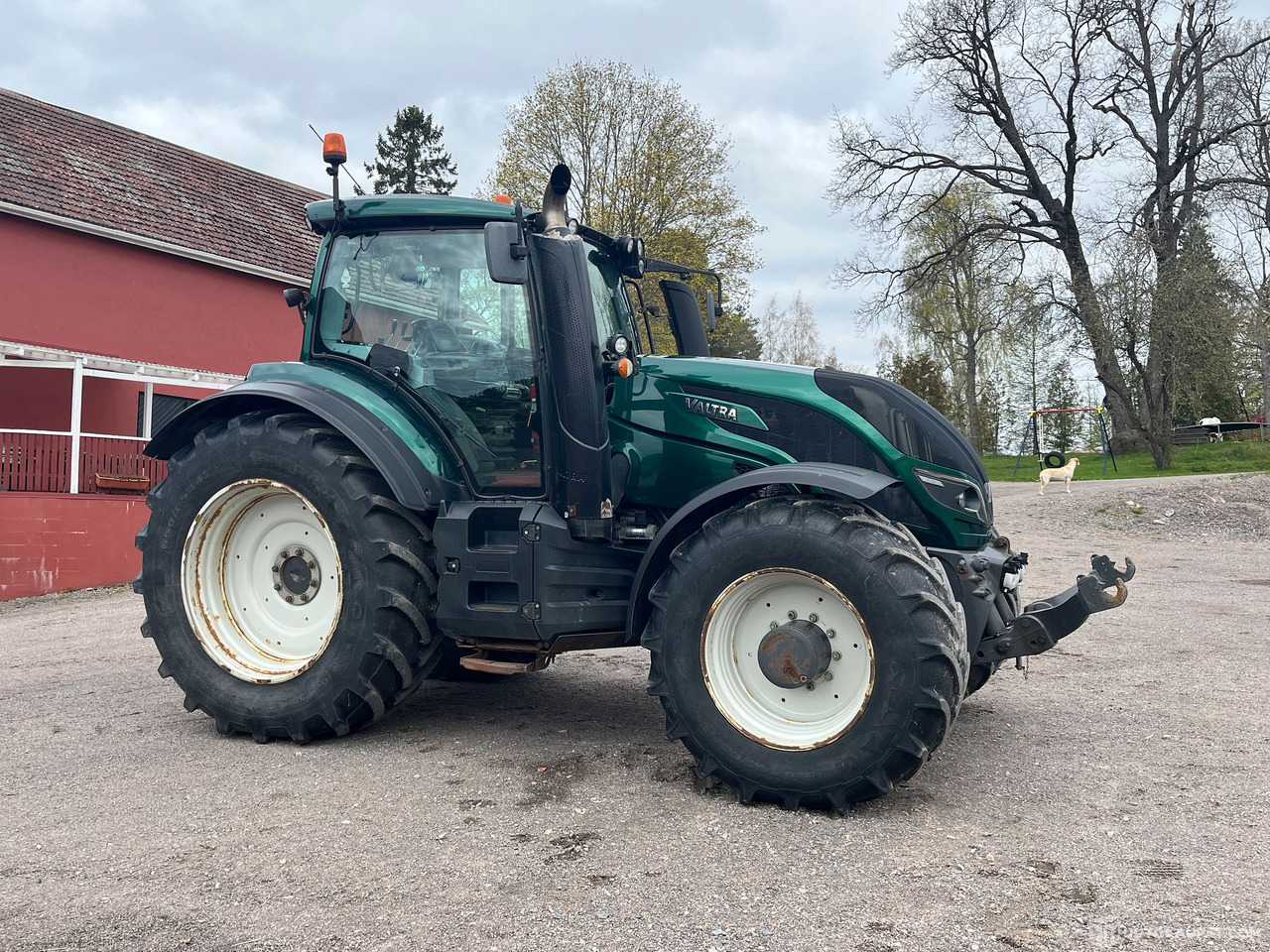 Valtra T234 Versu, traktori etunostolaitteella ja taakseajolaitteilla, 2015, Vantaa - Trator: foto 4 Valtra T234 Versu, traktori etunostolaitteella ja taakseajolaitteilla, 2015, Vantaa - Trator: foto 4