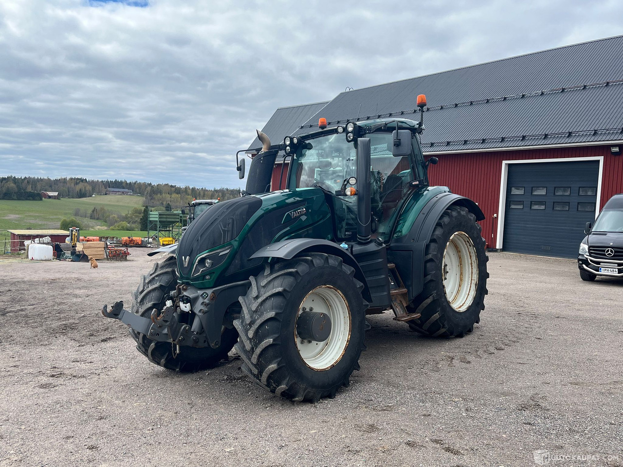 Valtra T234 Versu, traktori etunostolaitteella ja taakseajolaitteilla, 2015, Vantaa - Trator: foto 1 Valtra T234 Versu, traktori etunostolaitteella ja taakseajolaitteilla, 2015, Vantaa - Trator: foto 1