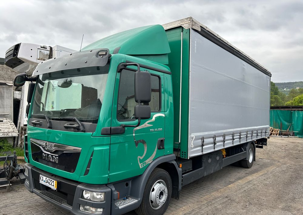 MAN TGL 12.250 6.2m AUTOMAT KLIMA z Niemiec ESP nowe opony EURO 6 / 4.75 rozstaw / zawiesie na wózek widłowy / TOP STAN / okazja nauka jazdy MOŻLIWOŚĆ DOSTOSOWANIA 12t - Caminhão com lona: foto 3 MAN TGL 12.250 6.2m AUTOMAT KLIMA z Niemiec ESP nowe opony EURO 6 / 4.75 rozstaw / zawiesie na wózek widłowy / TOP STAN / okazja nauka jazdy MOŻLIWOŚĆ DOSTOSOWANIA 12t - Caminhão com lona: foto 3