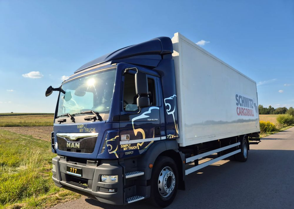 Caminhão frigorífico MAN TGM 18.250 Carrier 1950 D/E z Holandii / TOP STAN / 7.5m / 18 palet / winda + drzwi boczne / OKAZJA: foto 6 Caminhão frigorífico MAN TGM 18.250 Carrier 1950 D/E z Holandii / TOP STAN / 7.5m / 18 palet / winda + drzwi boczne / OKAZJA: foto 6