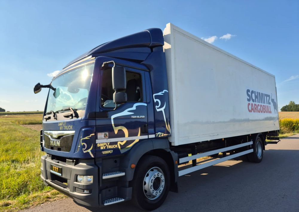 MAN TGM 18.250 Carrier 1950 D/E z Holandii / TOP STAN / 7.5m / 18 palet / winda + drzwi boczne / OKAZJA - Caminhão frigorífico: foto 1 MAN TGM 18.250 Carrier 1950 D/E z Holandii / TOP STAN / 7.5m / 18 palet / winda + drzwi boczne / OKAZJA - Caminhão frigorífico: foto 1