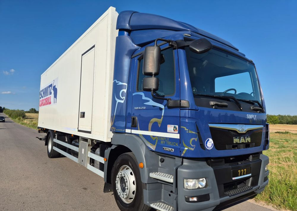 Caminhão frigorífico MAN TGM 18.250 Carrier 1950 D/E z Holandii / TOP STAN / 7.5m / 18 palet / winda + drzwi boczne / OKAZJA: foto 10 Caminhão frigorífico MAN TGM 18.250 Carrier 1950 D/E z Holandii / TOP STAN / 7.5m / 18 palet / winda + drzwi boczne / OKAZJA: foto 10