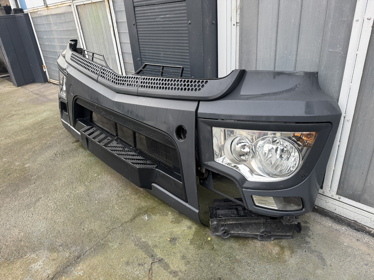 Mercedes-Benz Antos - Para-choque de Caminhão: foto 4 Mercedes-Benz Antos - Para-choque de Caminhão: foto 4