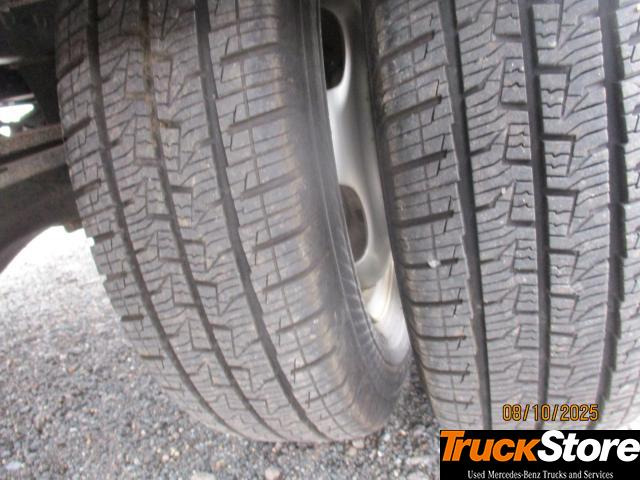 FUSO Canter 3C15 - Carrinha de contentor: foto 2 FUSO Canter 3C15 - Carrinha de contentor: foto 2