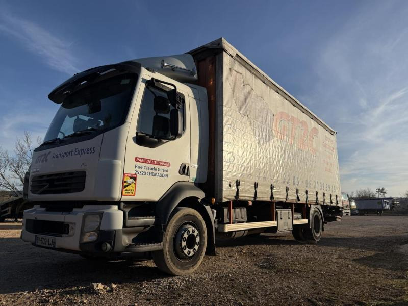 Volvo FL - Caminhão com lona: foto 2 Volvo FL - Caminhão com lona: foto 2