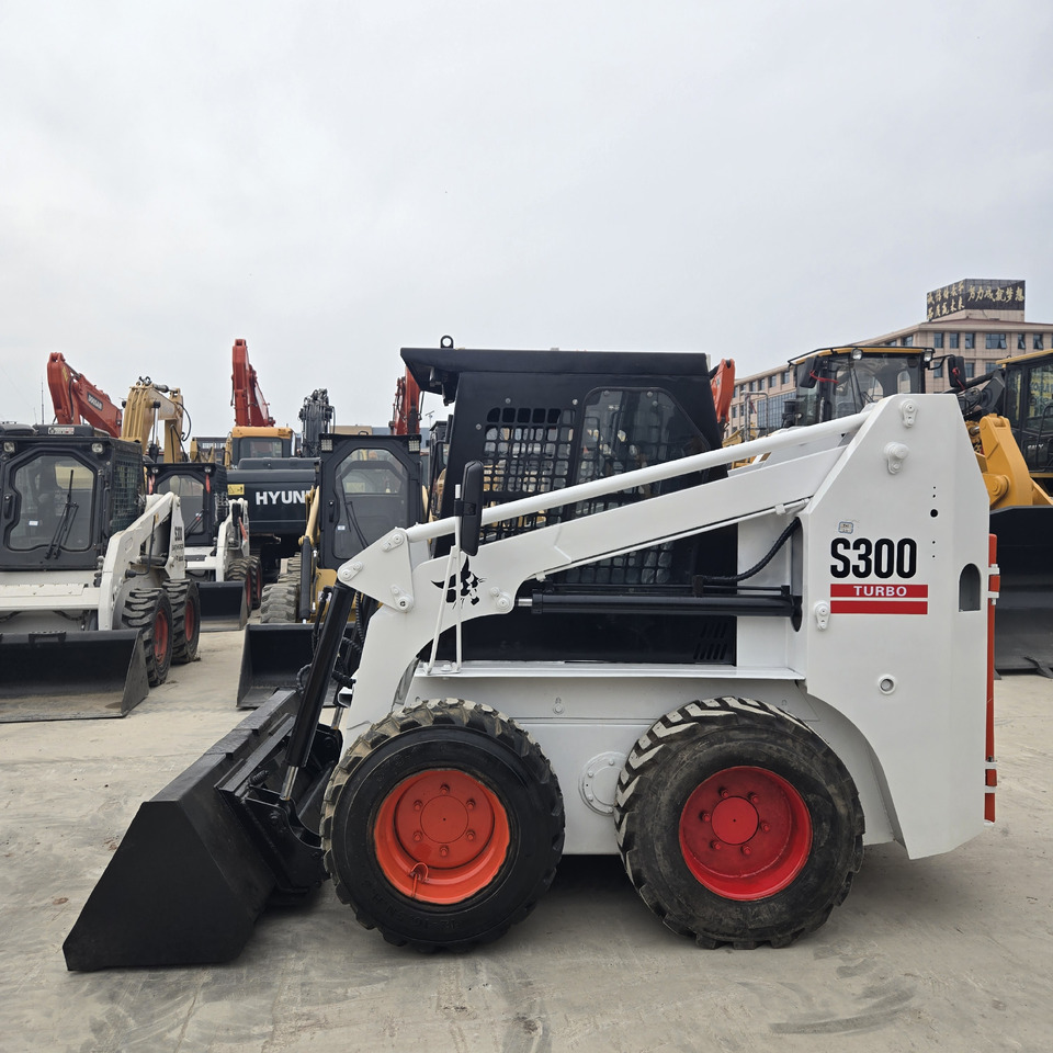 BOBCAT S300 - Mini carregadeira: foto 1 BOBCAT S300 - Mini carregadeira: foto 1