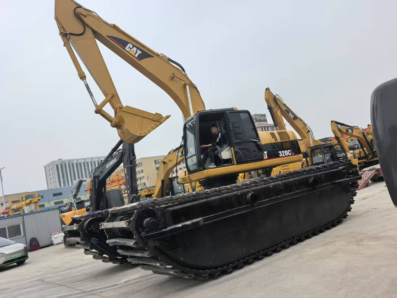 CATERPILLAR 320C boat excavator - Escavadeira flutuante: foto 1 CATERPILLAR 320C boat excavator - Escavadeira flutuante: foto 1