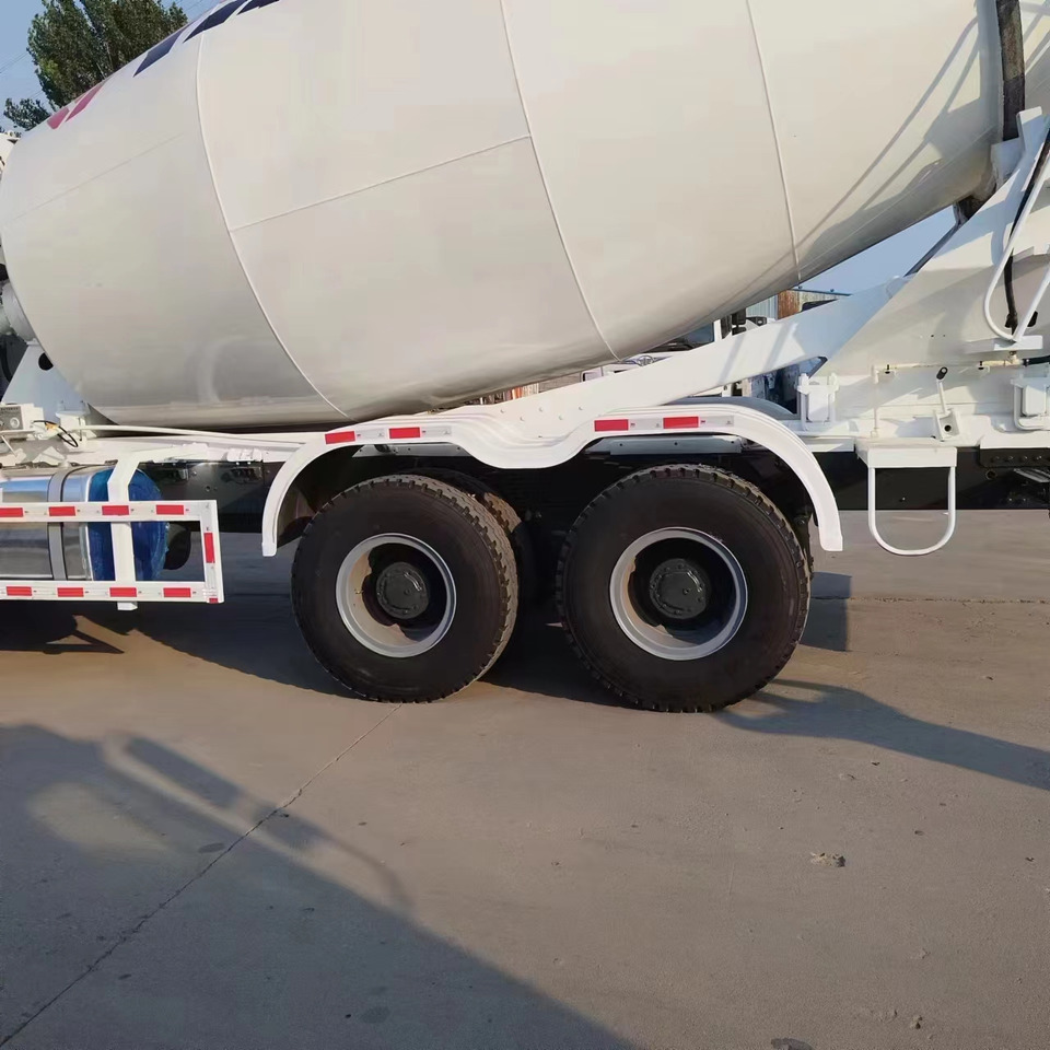SINOTRUK HOWO Concrete Mixer Truck - Caminhão: foto 5 SINOTRUK HOWO Concrete Mixer Truck - Caminhão: foto 5
