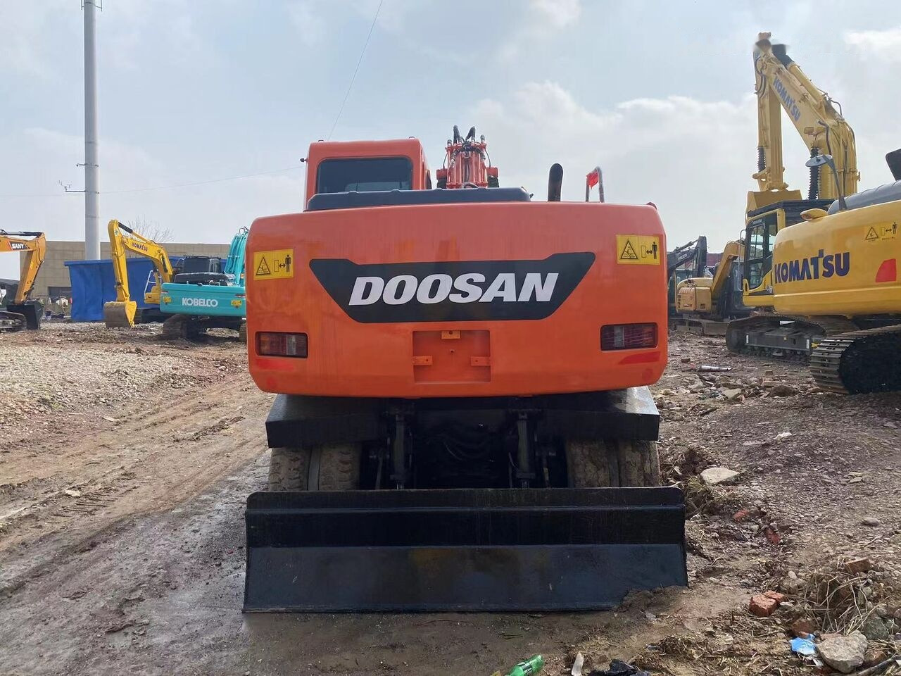 Doosan DX150W - Escavadeira de rodas: foto 1 Doosan DX150W - Escavadeira de rodas: foto 1