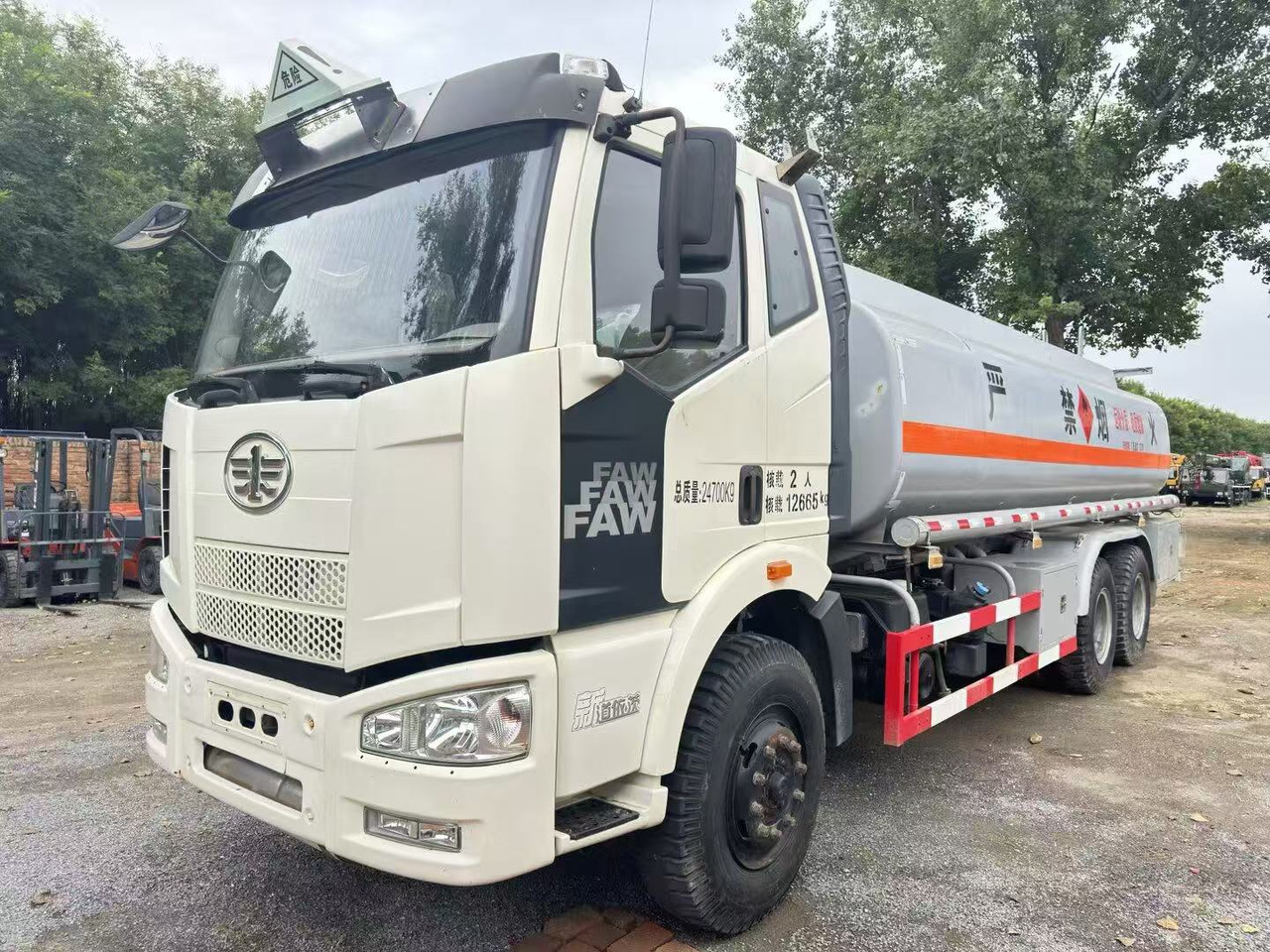 FAW tanker truck - Caminhão tanque: foto 1 FAW tanker truck - Caminhão tanque: foto 1