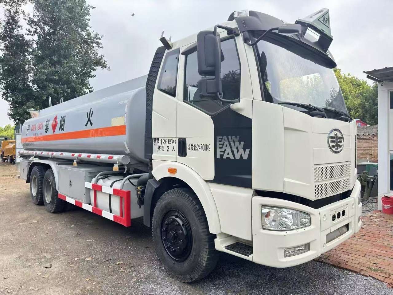 FAW tanker truck - Caminhão tanque: foto 4 FAW tanker truck - Caminhão tanque: foto 4
