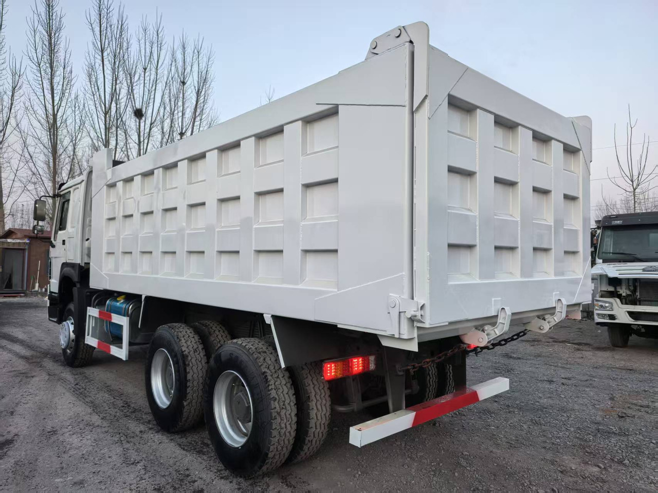 SINOTRUK HOWO 6x4 - Caminhão basculante: foto 3 SINOTRUK HOWO 6x4 - Caminhão basculante: foto 3