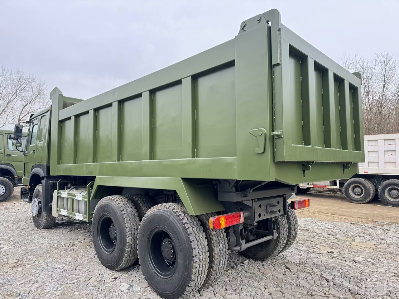 SINOTRUK HOWO 6x4 - Caminhão basculante: foto 2 SINOTRUK HOWO 6x4 - Caminhão basculante: foto 2